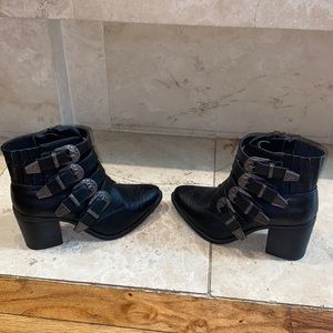 Black booties ❤️